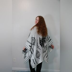 Women's Gray and Black Patterned Sweater